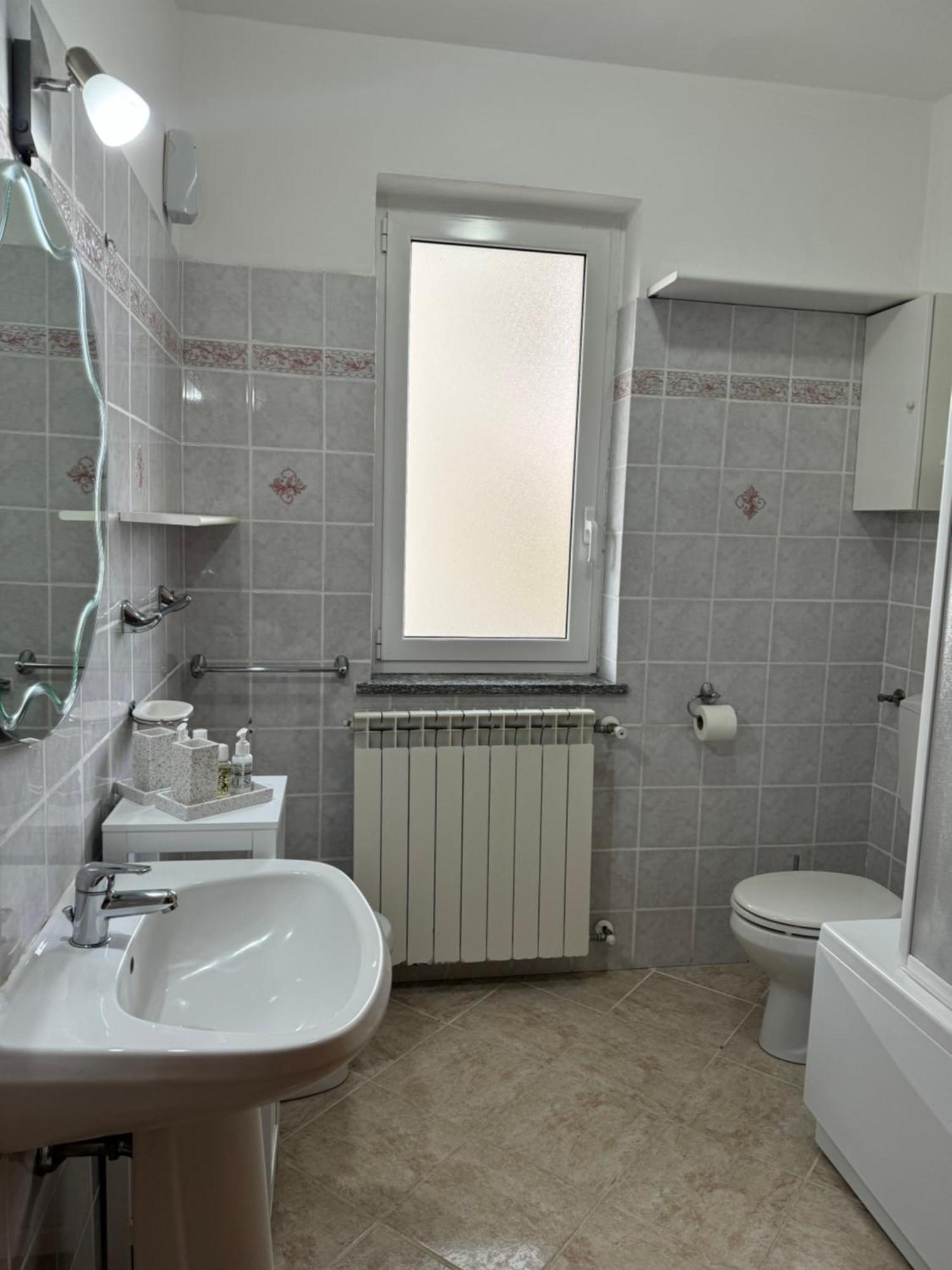 סראוואלה סקריביה Serravalle Shop&Stay מראה חיצוני תמונה